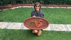 Iria Presa muestra parte de la puerta art�stica realiza por Beto Mella