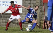 El sofanista Luis y el baiés Fachal disputan un balón en el derbi de Primera Autonómica en O Carral. 