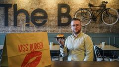 Gabriel posa con una de las hamburguesas de The Boot, en Ribadavia