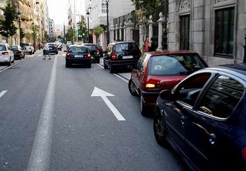 La falta de espacio para estacionar fuerza la ocupaci�n de las aceras. FOTOS: