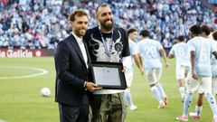 Borja Iglesias recibe una placa conmemorativa por parte del Celta como campe�n del mundo de manos del consejero Sergio �lvarez.