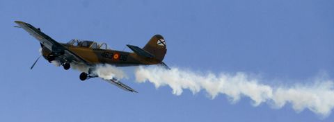 Un avin acrobtico del ejrcito volando sobre Rozas ayer y soltando una estela de humo para que el pblico lo siguiese. 