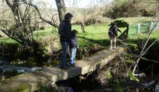 El sendero presenta alguna �pontella�, como la de la foto, y alg�n puente de madera. 