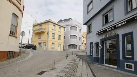 Las ventanas del comedor de A Ribeira, en la primera planta, continan abiertas