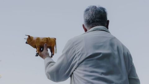 Manuel Villarino, con un toro de madera