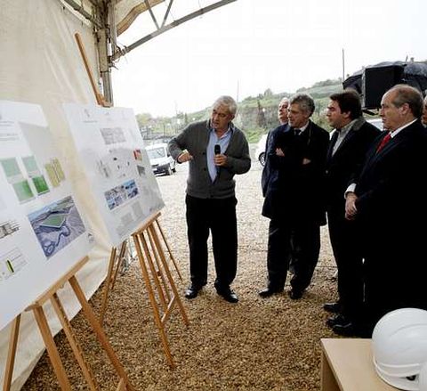 El director de obra Ramón Corrochano, explicando los planos.