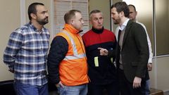 El presidente del PP, Pablo Casado, y el del comit� de empresa de Alcoa, Jos� Antonio Zan, instantes antes de empezar la reuni�n este jueves en la factor�a en San Cibrao