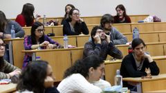 Un examen de alumnos mir en una imagen de archivo