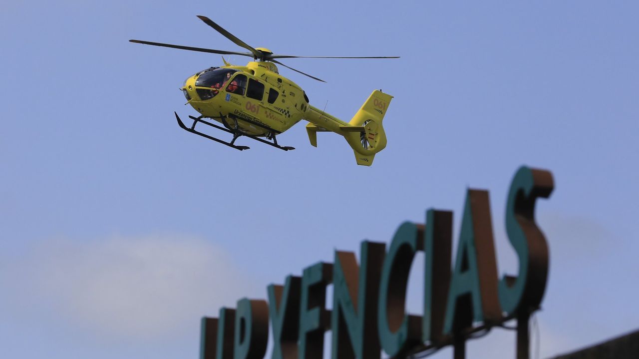 Evacúan en helicóptero a un hombre que quedó atrapado por un tractor en Ordes