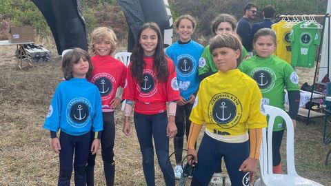 Surfistas de la escuela viveirense el s�bado en la playa de Esteiro