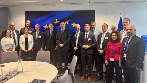 Costas Kadis, comisario de Pesca y Océanos (séptimo por la izquierda), analizó este 3 de octubre en Bruselas el recorte de fondos europeos específicos para la pesca con la directiva de la patronal Europêche