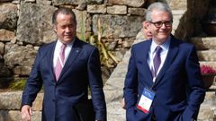 Pablo Isla, a la derecha, con Juan Carlos Escotet, en A Toxa