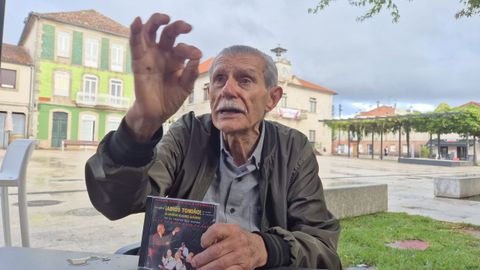 El m�sico muestra una de las grabaciones de su pasodoble, convertido en compa�ero de viaje durante casi siete d�cadas.