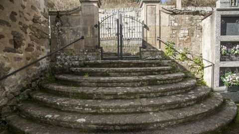 Escalera del atrio de la iglesia de San Salvador de Lumeares
