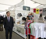 M�s de 40 nuevas empresas presentan sus proyectos en el espacio Pont-Up Store instalado en la praza de Espa�a. 