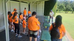 Los ni�os recibiendo una clase de iniciaci�n