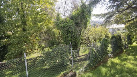 Una verja separa la finca de la casa del cura de la parcela de la escuela, pero ambas salen a subasta como una única propiedad