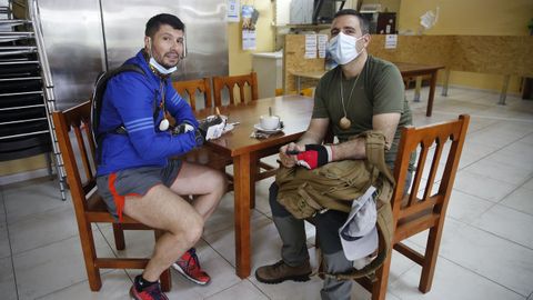 Los bares otrora a rebosar de peregrinos ahora tienen menos afluencia, pero al menos siguen abiertos, como este de Valga