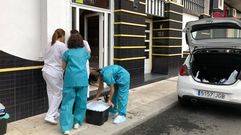 Personal sanitario en el exterior del edificio de Duquesa de Alba cuyos vecinos est�n confinados