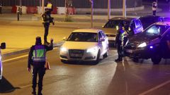 Un control policial en una v�a de incorporaci�n a la M-30, en Madrid, en la noche de este viernes