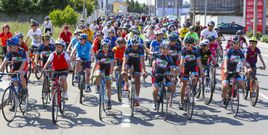 Centenares de ciclistas que formaban el pelot�n en la bajada de la calle Compostela hacia el centro de Carballo, en la primera parte del recorrido. 