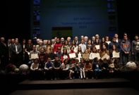 <span lang= es-es >La tradicional foto de familia</span>. Como es habitual, el acto en homenaje a la Constituci�n Espa�ola concluy� con el posado de todos los premiados. As�, compartieron escenario los escolares, los distinguidos por la subdelegaci�n del Gobierno, los miembros del jurado y diferentes autoridades que acudieron a la cita del seis de diciembre, en el Auditorio de Ourense. 