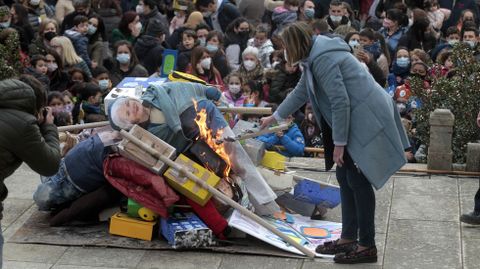 Momento en que la concejala de Cultura de Monforte, Marina Doutn, le prende fuego a las comadres que representan a las concejalas de la corporacin local