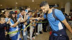 Los jugadores del D�por celebran con la afici�n tras aterrizar en Alvedro despu�s de ganar en C�diz