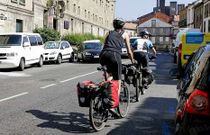 Los ciclistas conviven con dificultades con los coches en el casco urbano y accesos de Santiago. 