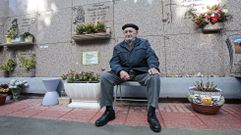 Manolo, a pie de la tumba de su Mar�a, en el cementerio de San Mauro en Pontevedra. 