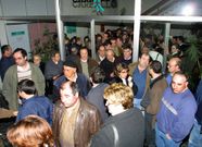 Vecinos concentrados en el Concello carball�s