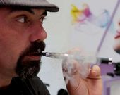 Con el e-cigarrillo se exhala vapor en vez de humo y su uso a�n est� sin regular en Espa�a.