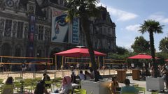 Zonas arboladas, de ocio y canchas de voleibol playa en la plaza del Ayuntamiento de Pars.
