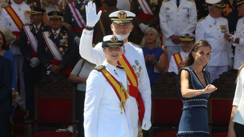 El rey Felipe VI saluda a los asistentes en la Escuela Naval de Marín