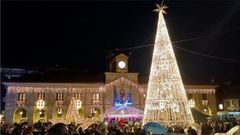 Avil�s tambi�n eligi� este viernes para encender las luces de Navidad y los vecinos respondieron pese a la lluvia.