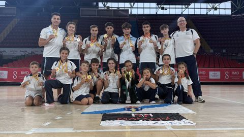 Integrantes del club boirense con sus medallas, en Sevilla.