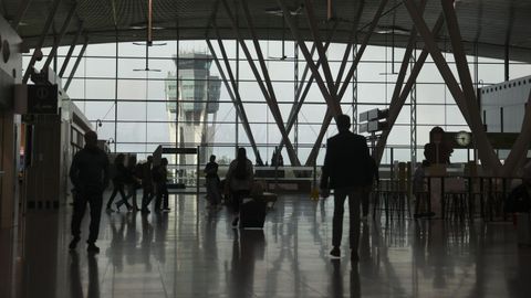 Viajeros, en la zona de salidas del aeropuerto de Santiago-Rosal�a de Castro