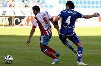 Seoane lucha por un bal�n con Rafa Garc�a en el partido disputado contra el Alav�s. 