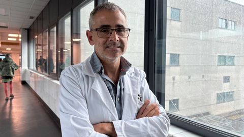 Jos� G�mez Rial posa en el Complexo Hospitalario Universitario de Santiago de Compostela.