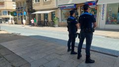La junta local de seguridad de Sanxenxo destac� la cooperaci�n entre la Polic�a Local, como los agentes de la foto, con la Guardia Civil