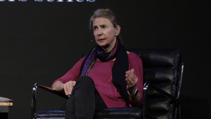 La escritora Lionel Shriver durante la charla que ofreci&oacute; en la Fundaci&oacute;n MOP de A Coru&ntilde;a