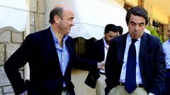 El ministro de Econom�a y Competitividad, Luis de Guindos , acompa�ado por el expresidente del Gobierno y presidente de FAES, Jos� Mar�a Aznar