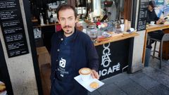 El barista de origen madrileo propone desde la plaza de abastos de Vilagarca los mejores cafs, bebidas naturales y galletas elaboradas sin aadidos ni disfraces