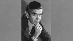 Retrato de Ignacio Aldecoa (Vitoria, 1925-Madrid, 1969) realizado poco antes de su muerte por el fot�grafo de origen h�ngaro Nicol�s Muller y que ilustra la edici�n de las novelas completas de la Biblioteca Castro.