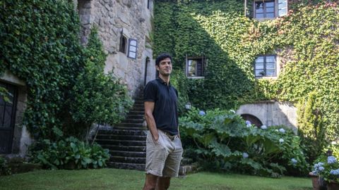 Guillermo frente a la fachada más conocida del Pazo de Bentraces