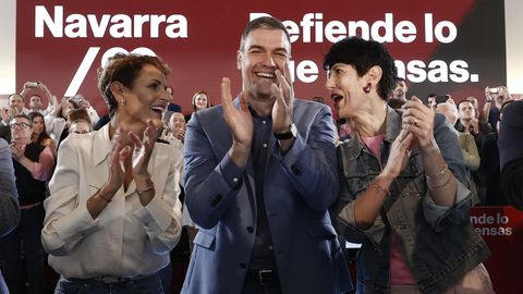 Pedro S�nchez junto a la presidenta navarra, Mar�a Chivite(i), y la alcaldable de Pamplona, Elma Saiz (d).