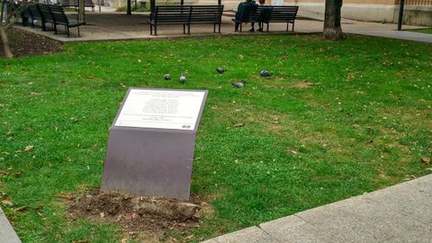 Estado en el que se encuentra la placa que recuerda a las mujeres fusiladas por el franquismo en Gijn, con la tierra removida en su base.Estado en el que se encuentra la placa que recuerda a las mujeres fusiladas por el franquismo en Gijn, con la tierra removida en su base 