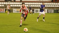 El jugador del C�ltiga Guille avanza con el bal�n ante la mirada de Miguel Fern�ndez.