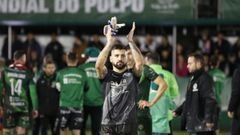 Diego Garc�a, agradeciendo su apoyo al p�blico de Espi�edo