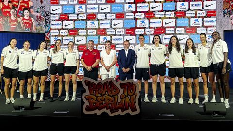 Miguel M&eacute;ndez, Elisa Aguilar y Carlos Piz&aacute; posan junto a once de las jugadoras espa&ntilde;olas que ir&aacute;n al Mundial; todas, a excepci&oacute;n de Megan Gustafson.